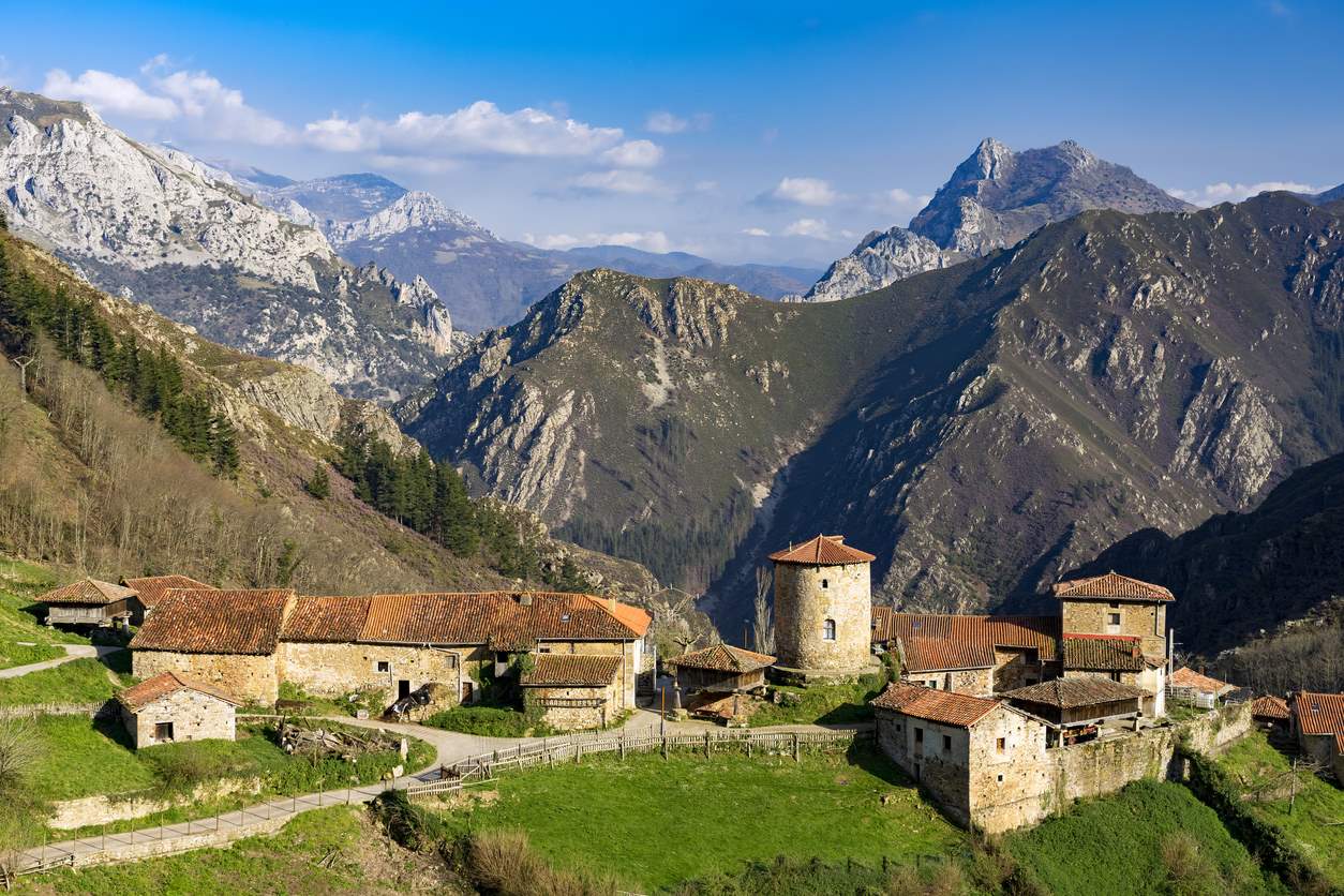 Los Pueblos Más Bellos de España | Guía de Viaje en 4K - YouTube
