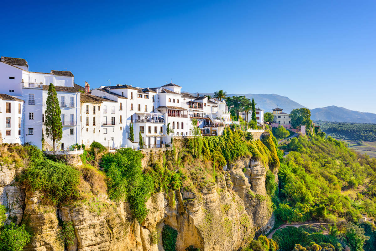 El bonito pueblo medieval de España que enamoró a Ernest Hemingway está a menos de 2 horas de Sevilla