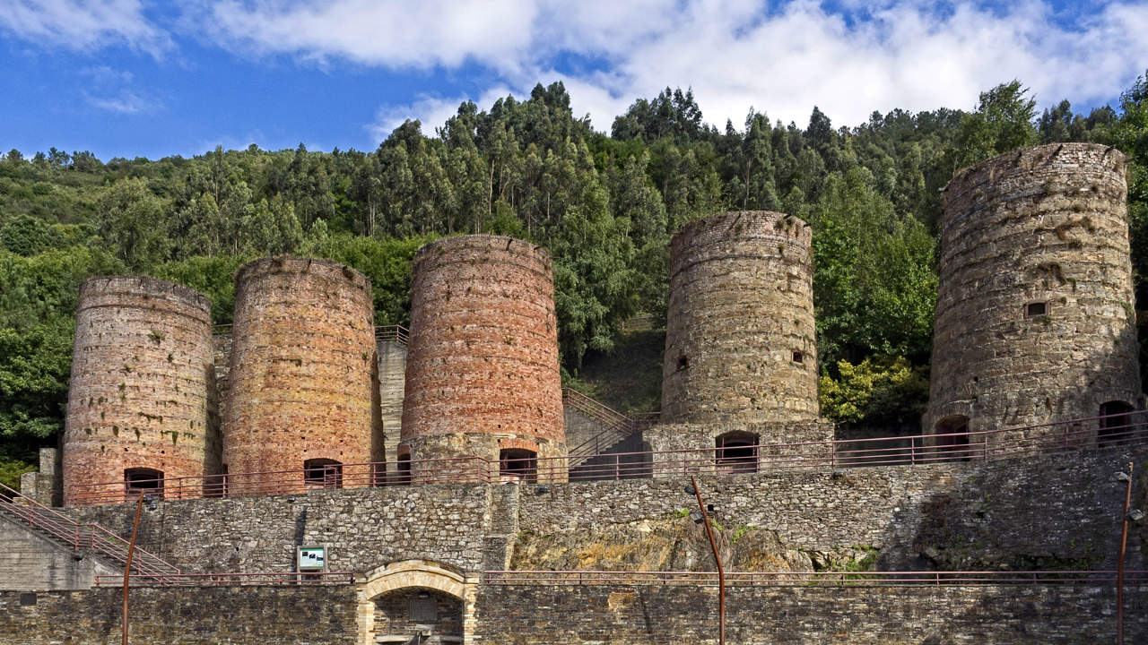 Por qué este pueblo de Galicia tiene como icono cinco chimeneas industriales