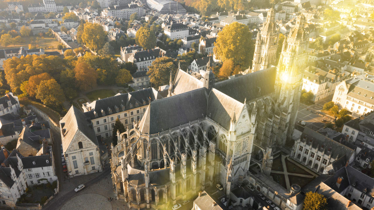 Tres cúpulas y un castillo superlativo: así es la ciudad medieval más bella del Valle del Loira