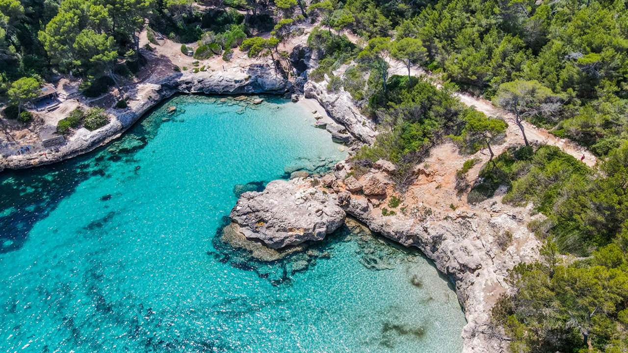 Bajo el sol de Menorca: las 15 mejores playas que hacen volver una y otra vez