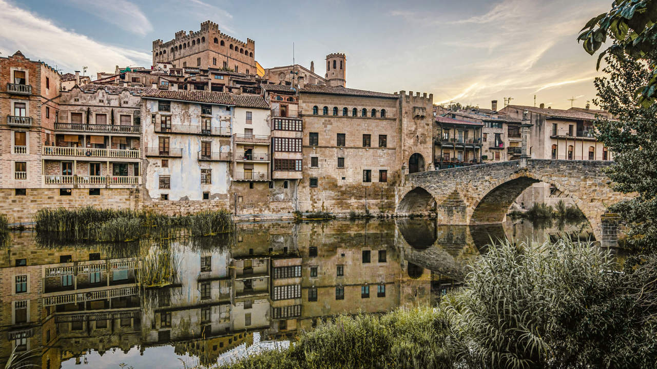 Una acrópolis medieval, un puente en contrapicado y otras maravillas de este pueblo de Teruel
