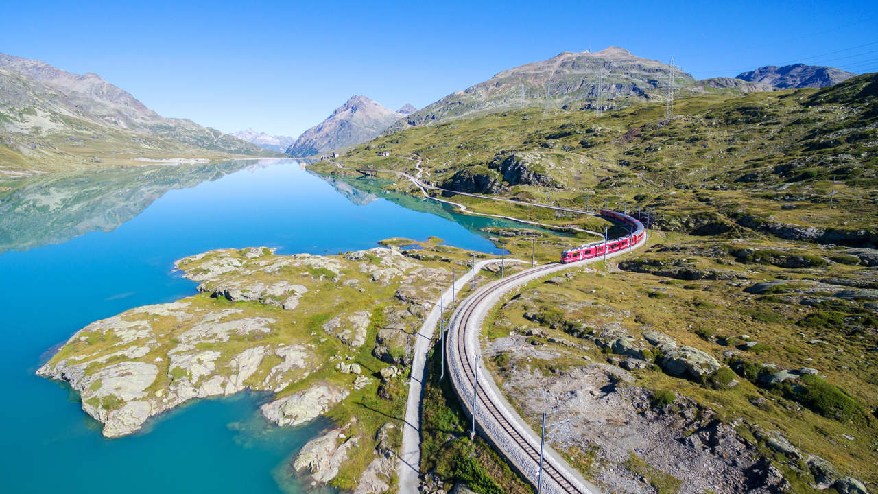 Adrenalina panorámica: así es el tren que atraviesa el paso más alto de los Alpes