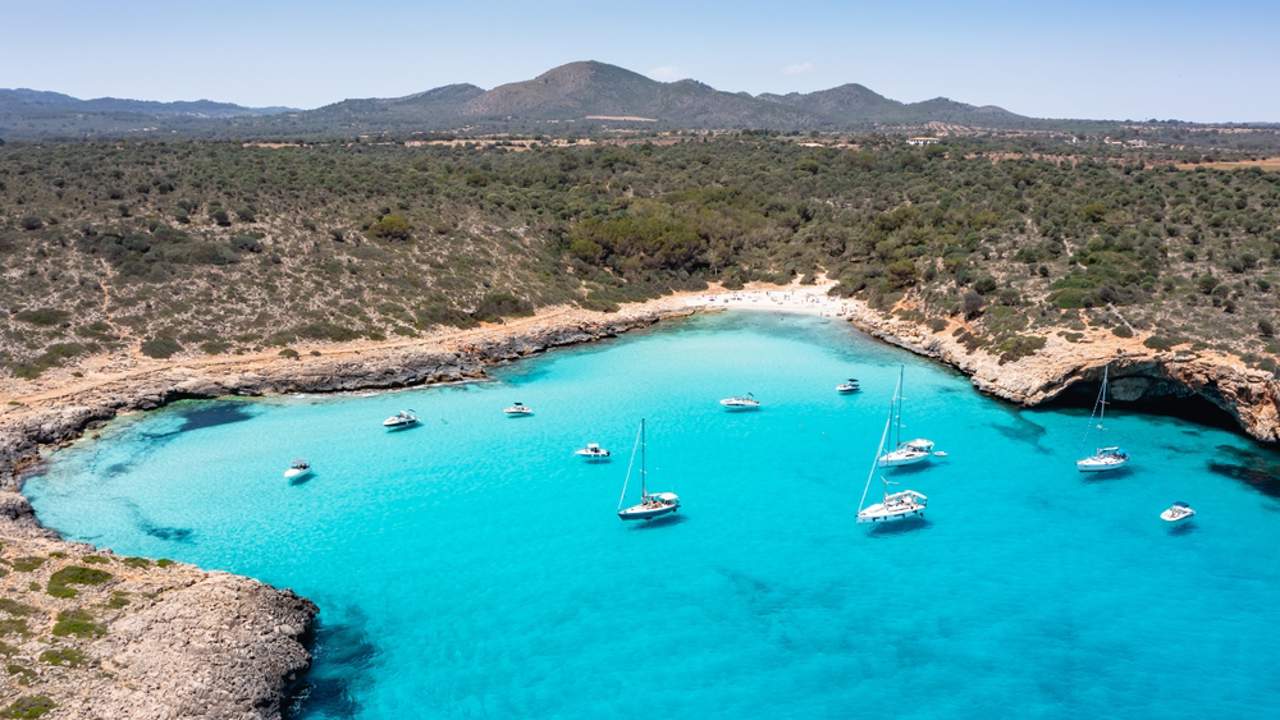 La cala secreta de Mallorca rodeada de cuevas marinas 