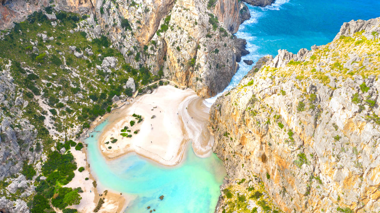 La cala de Mallorca escondida entre acantilados y la desembocadura de un torrente