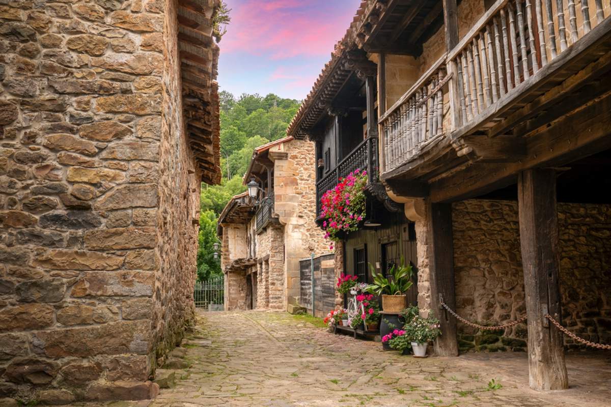 Este es el pueblo-monumento más bonito al que viajar este septiembre