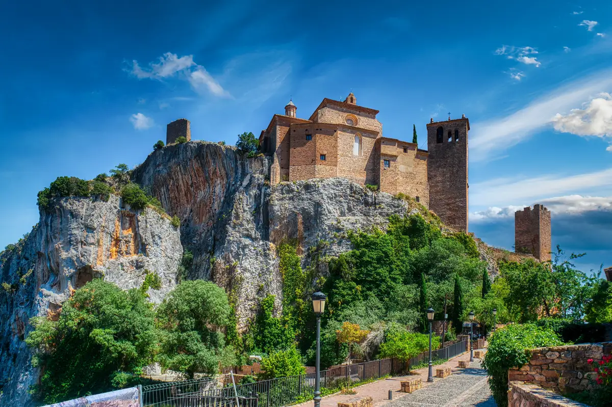Alquézar, el pueblo de Huesca reconocido por la ONU con un claustro muy ...
