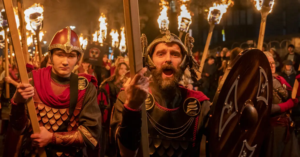 Entre llamas y vikingos: así es el Hogmanay, la Nochevieja escocesa