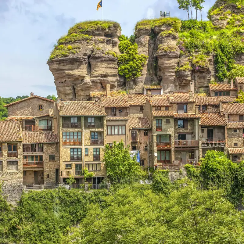 El pueblo medieval reconocido por la ONU que vive sobre un acantilado cerca de Barcelona