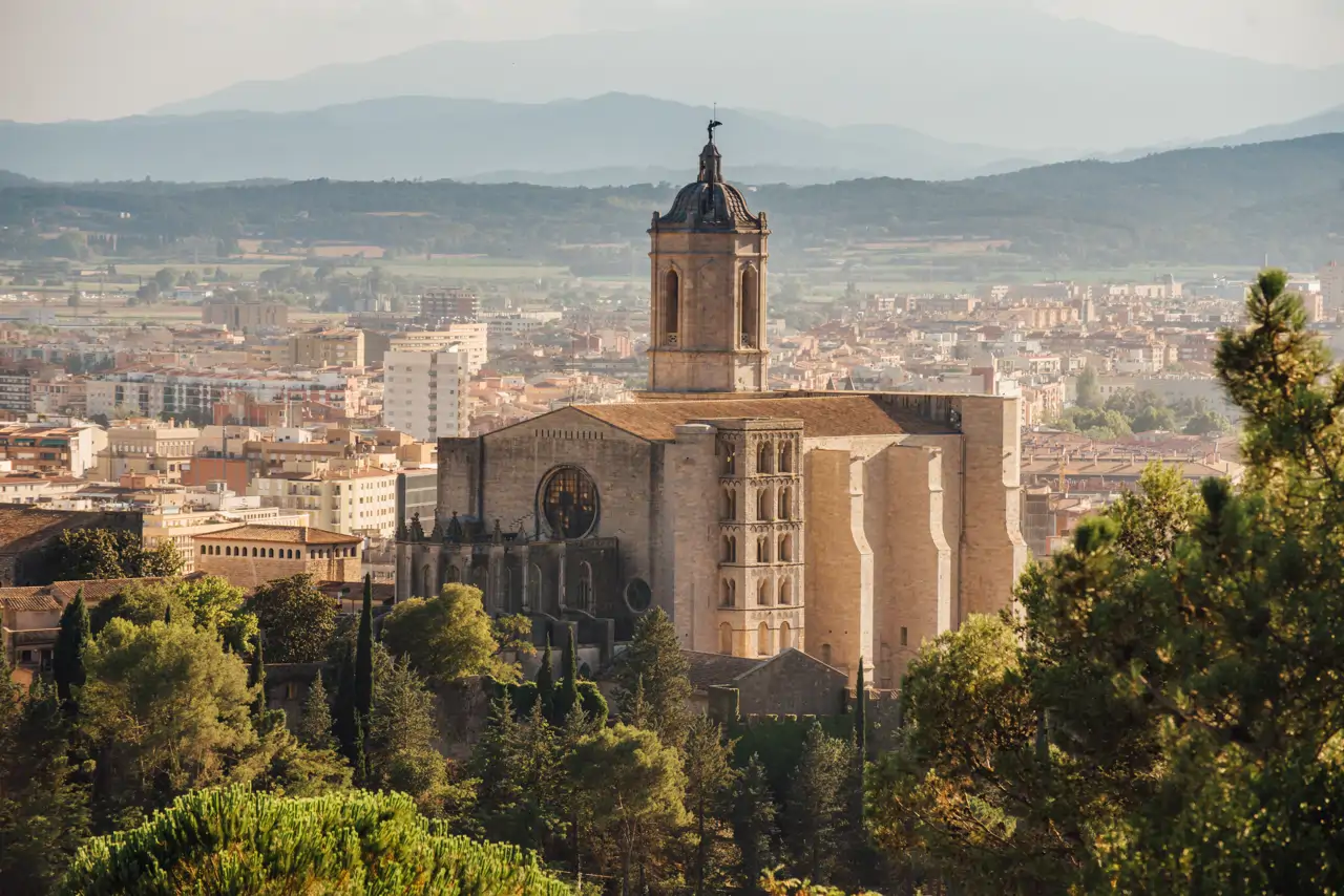 La catedral catalana que atesora el Tapiz de la Creación