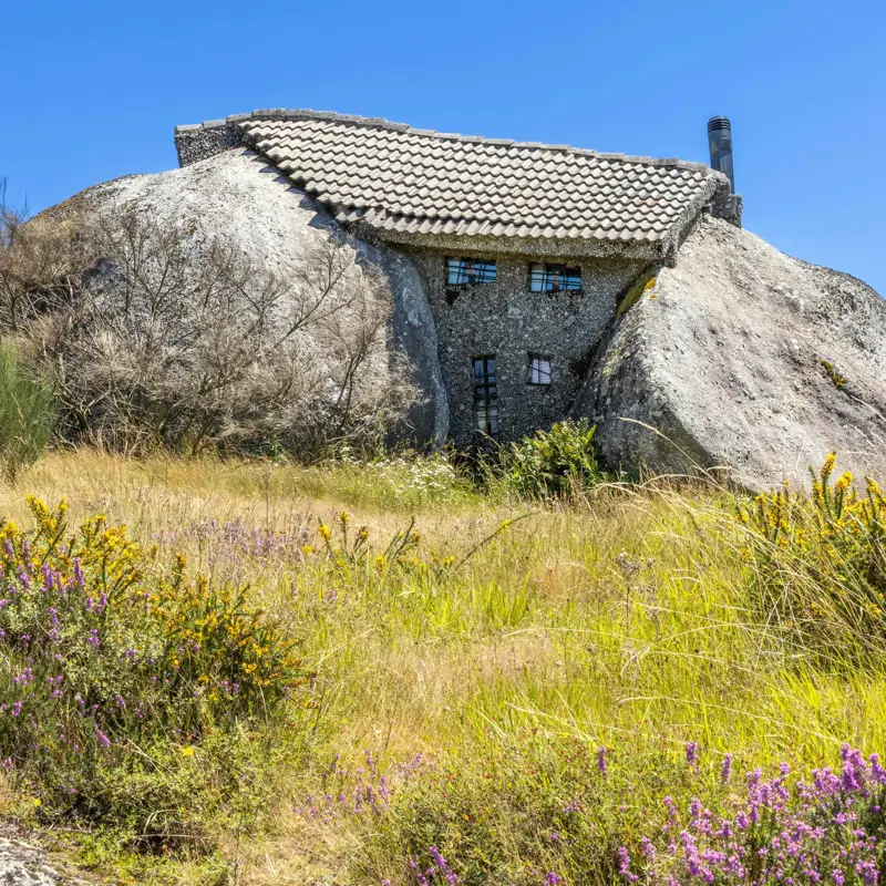 La casa sacada de 'Los Picapiedra’ se encuentra en el norte de Portugal