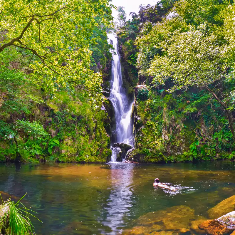 La piscina natural de Galicia que nace entre las rocas y no tiene fondo