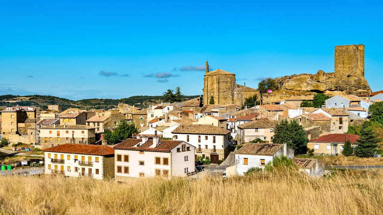 El pueblo medieval de Aragón con piscinas naturales y un conjunto románico desconocido