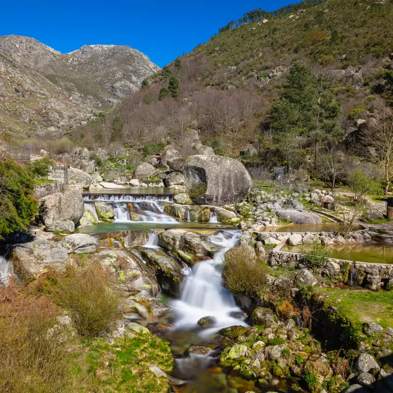 La ‘Suiza de Portugal’, el pueblo con la única playa fluvial del país en un valle glaciar 