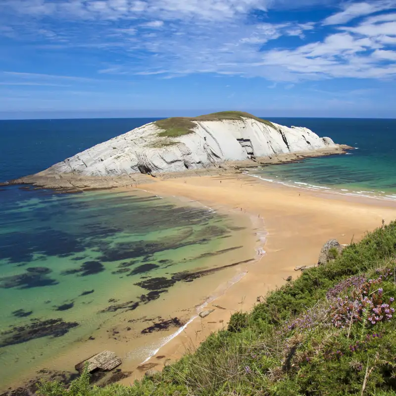 La playa de Cantabria dónde se puede caminar sobre el agua, con una cascada y que es un “paisaje para poder sentirse en el fin del mundo”