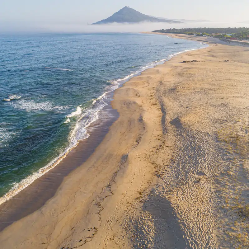 La "estrella de las playas del norte de Portugal" que se defiende de España con un castillo
