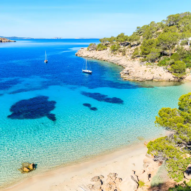 Salma Hayek (58 años) sobre la isla española en la que disfruta del verano al natural: “Es la combinación perfecta”