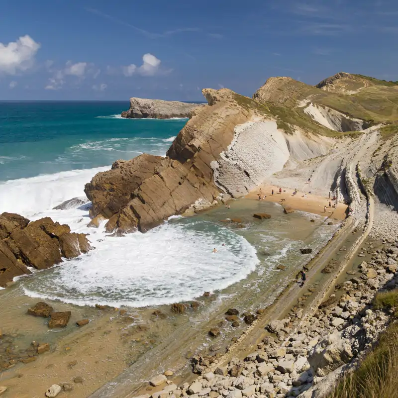 La playa oculta de Cantabria a la que solo se puede ir con marea baja y “que es una meca para surfistas”