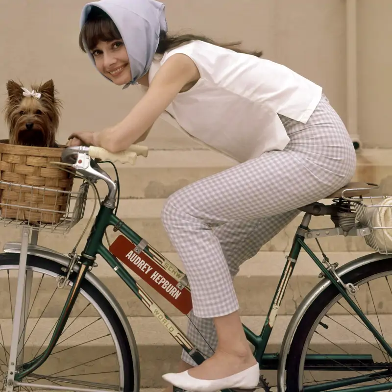 La ciudad de Andalucía que Audrey Hepburn convirtió en su hogar: “La brisa tiene perfume de buganvillas y los atardeceres están teñidos de luz cálida” 