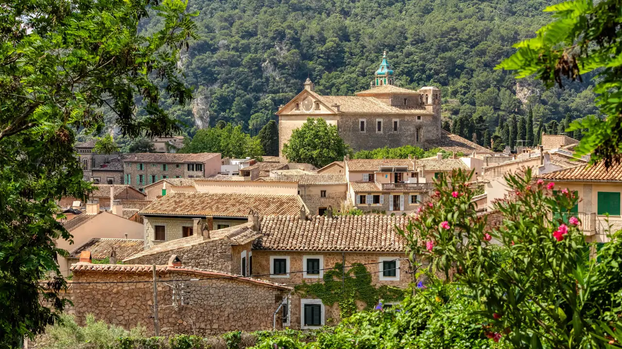 Michael Douglas (80 años) sobre el pequeño pueblo de Mallorca en el que disfruta de su jubilación: “Es mi segundo hogar”