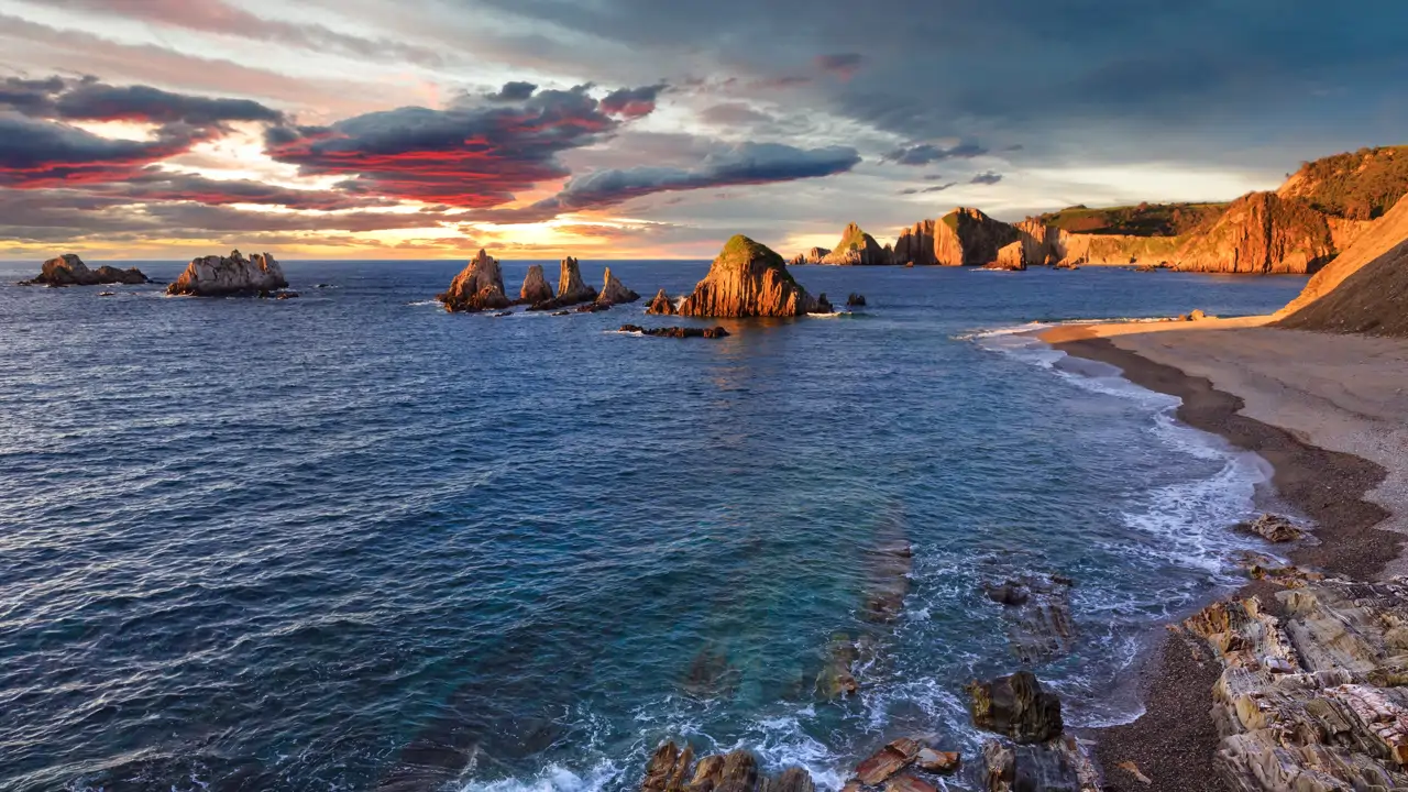 La playa más ancestral y sobrecogedora de Asturias: "Cuenta con algunas figuras de protección debido a su alto valor paisajístico"