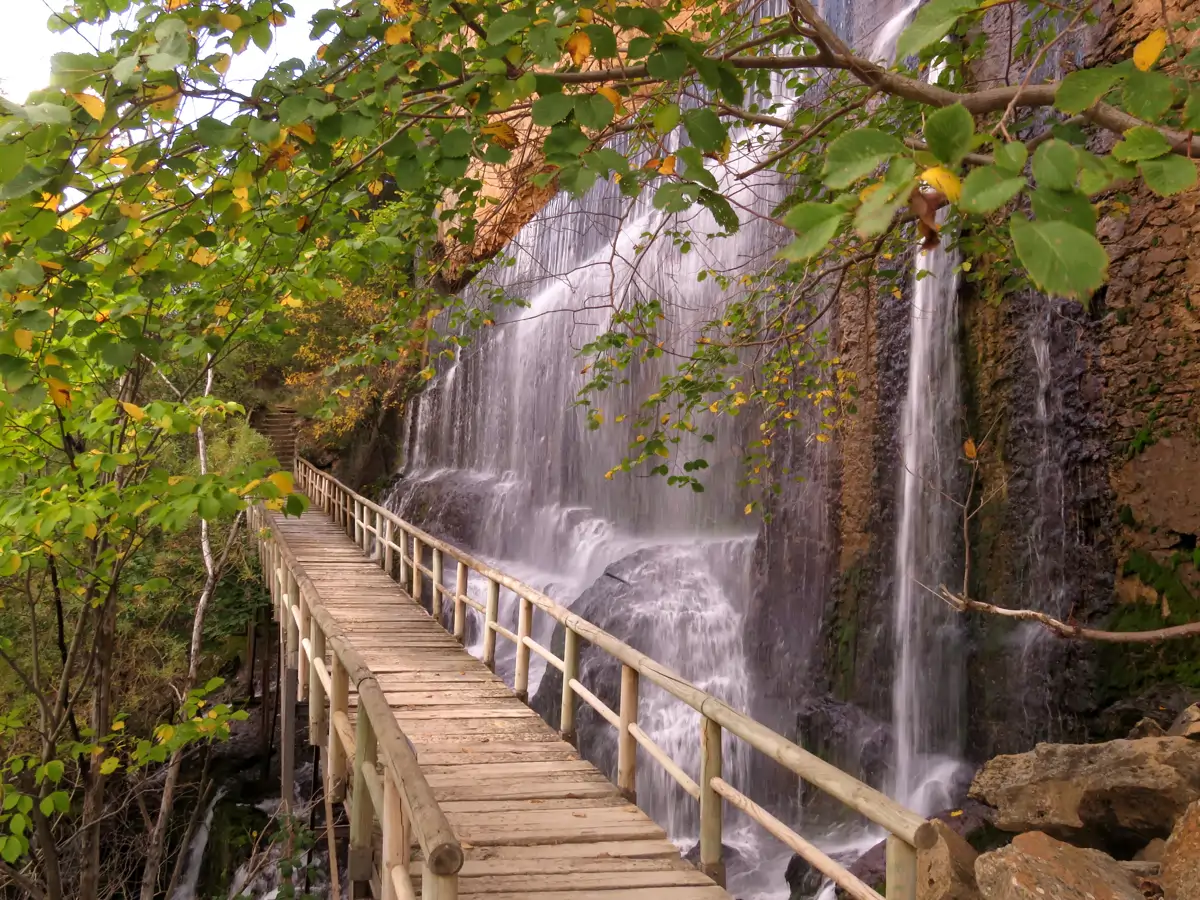 El pueblo de Castilla-La Mancha con un balneario del siglo XVIII, cuevas y  cascadas, “un sobrecogedor escenario que la naturaleza ha esculpido en la  roca”