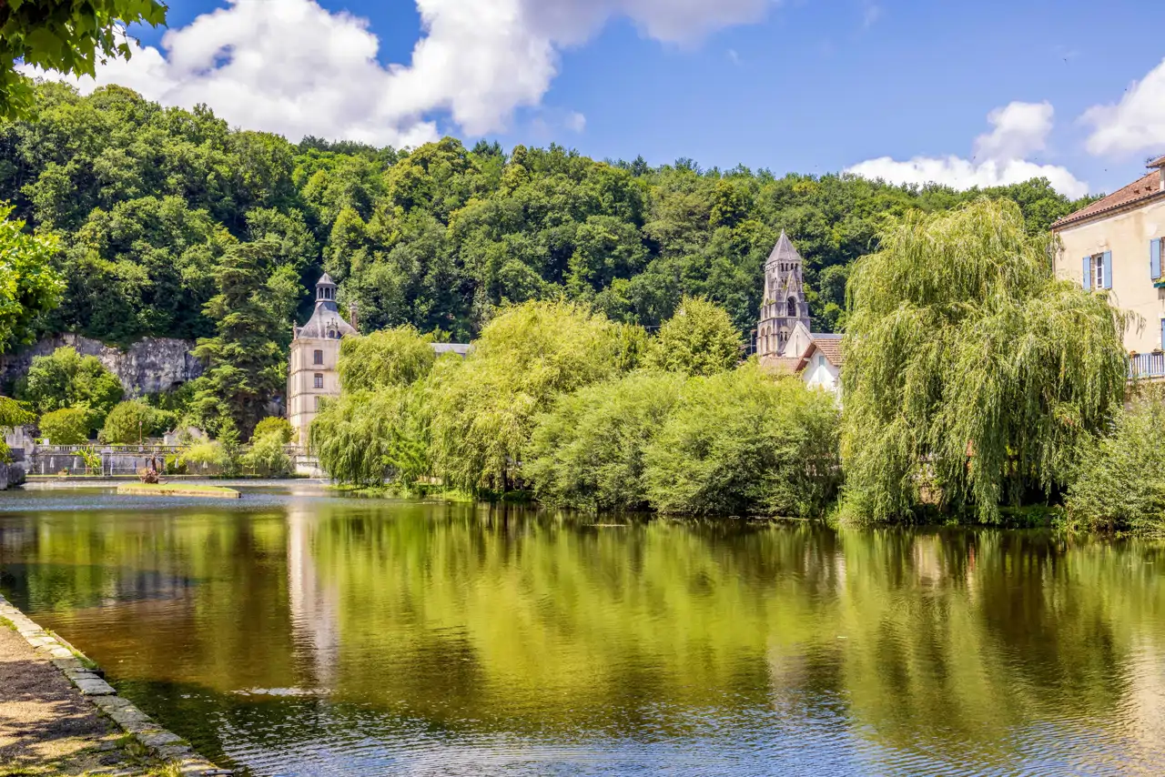 El pueblo medieval considerado la Venecia verde del sur de Francia con ...