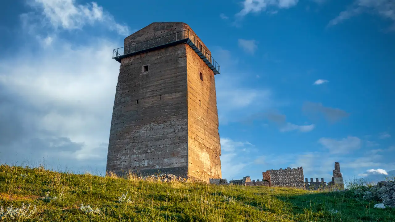 El pueblo de Castilla-La Mancha con un castillo, “faro de fronteras y testigo de pugnas”, que vigila senderos entre cañones y arte rupestre