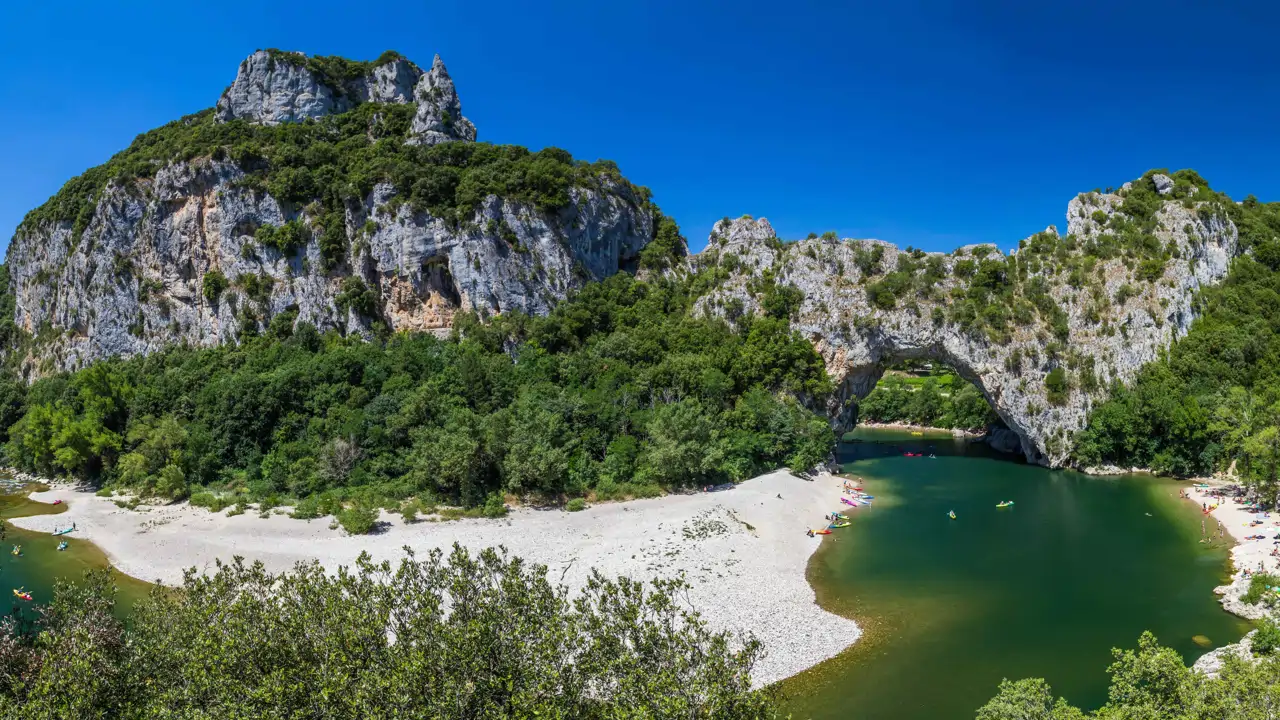 El gran cañón del sur de Francia con la primera Capilla Sixtina de la historia