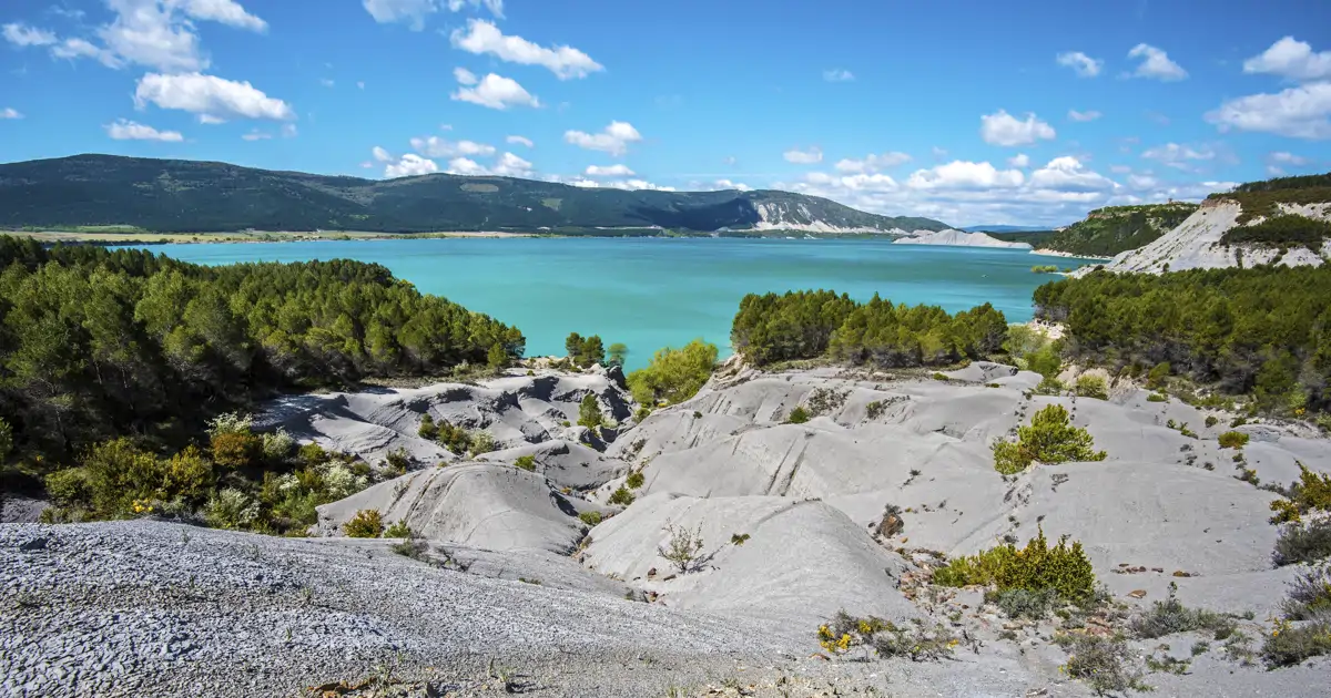 El pueblo de montaña de Navarra con vistas al inmenso «Mar del Pirineo»
