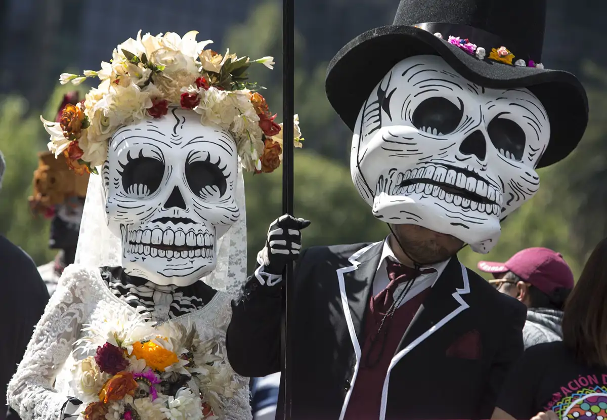 Esposos en el desfile de Día de Muertos en Ciudad de Méxic
