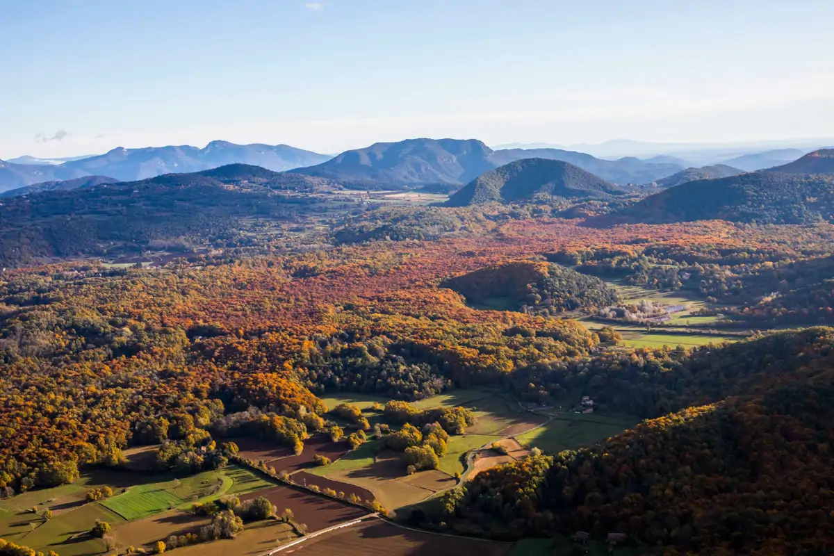 La ruta de senderismo por un volcán de Cataluña que en otoño se tiñe de ...