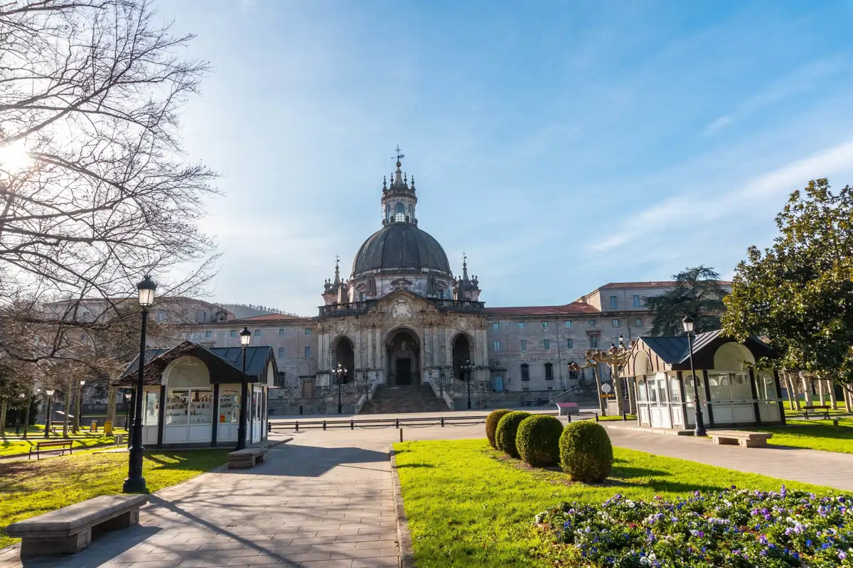 El pueblo verde del País Vasco que tiene un pequeño Vaticano: 