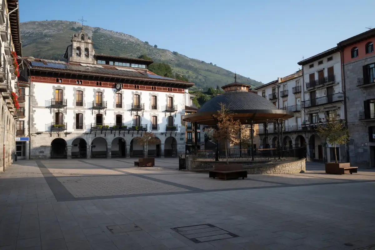 El pueblo verde del País Vasco que tiene un pequeño Vaticano: 