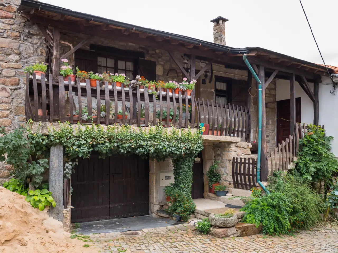 El pueblo aislado del norte de Portugal que decora sus fachadas con ...
