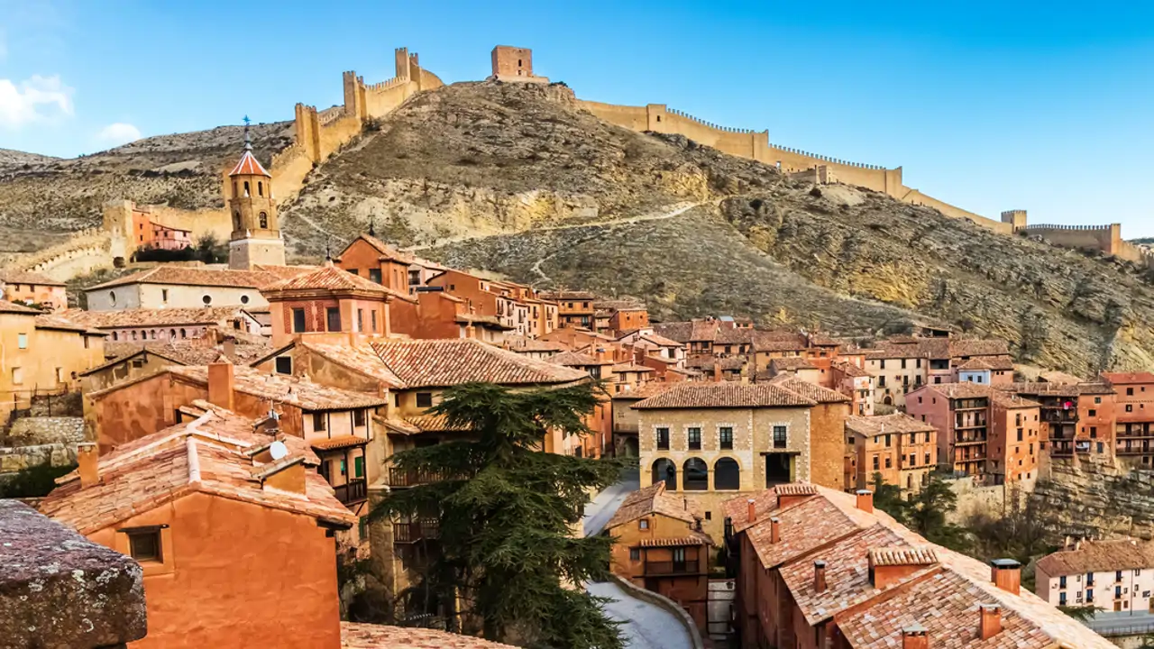 Julio Llamazares cruza España siguiendo las huellas perdidas de su padre radiotelegrafista en la Guerra Civil