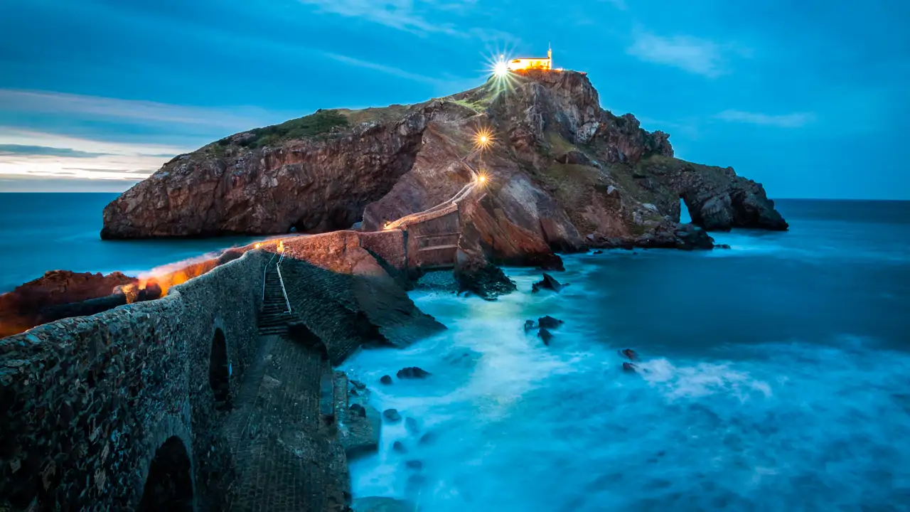 Cuándo se ilumina San Juan de Gaztelugatxe, la ermita más famosa del País Vasco
