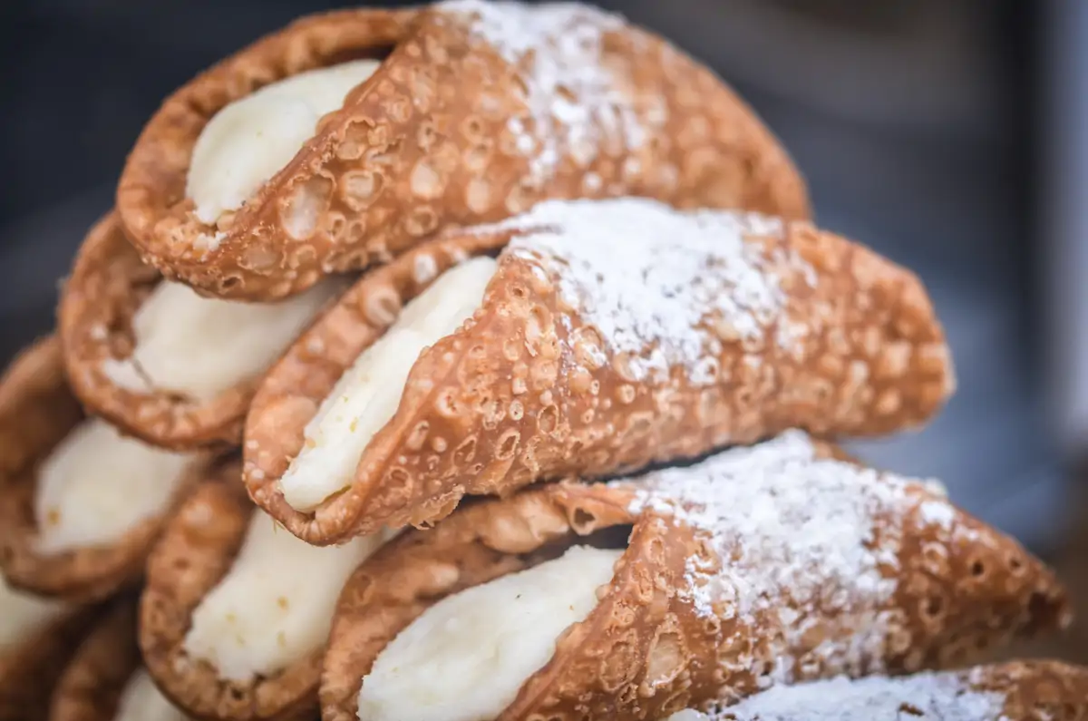 canolo postre siciliano italia