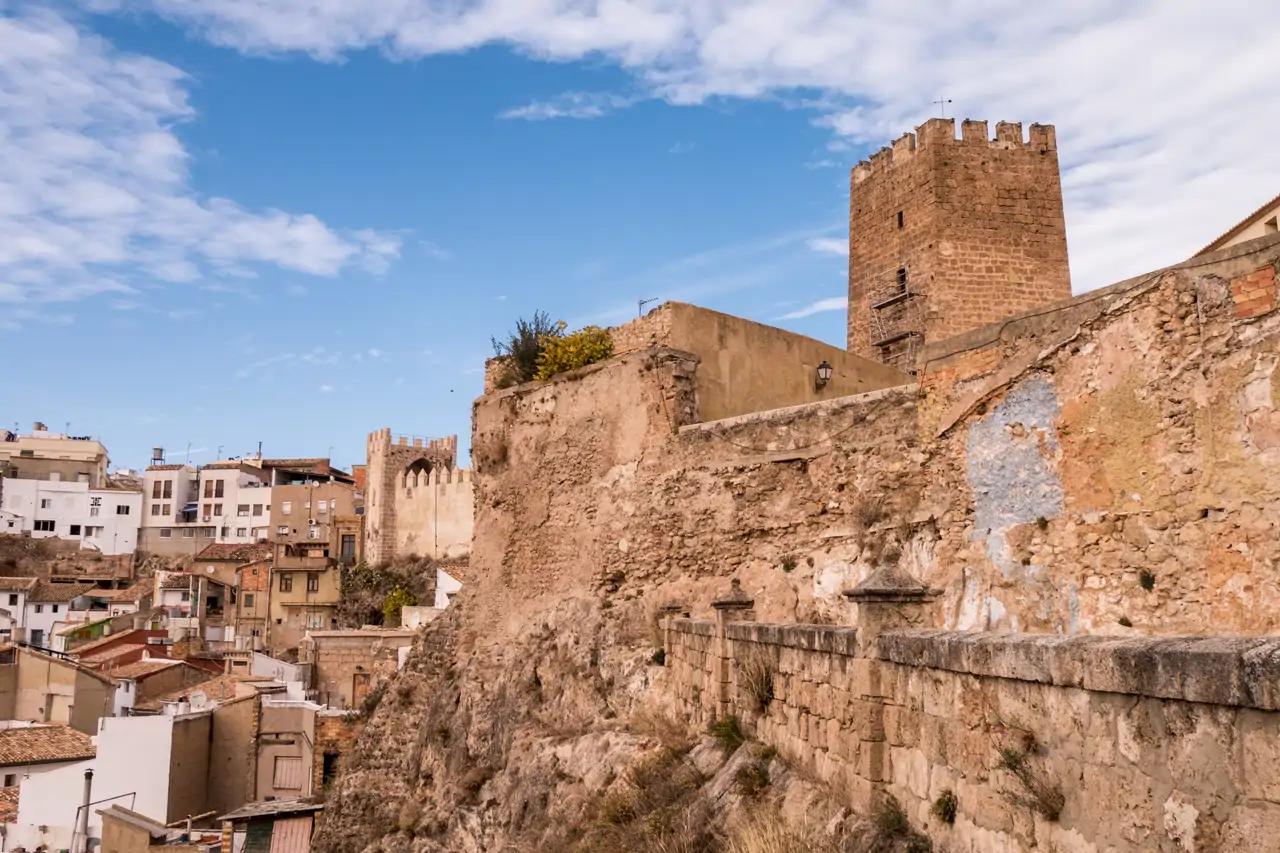 bu-ol-el-pueblo-de-val-ncia-con-un-castillo-medieval-okupado-por-sus