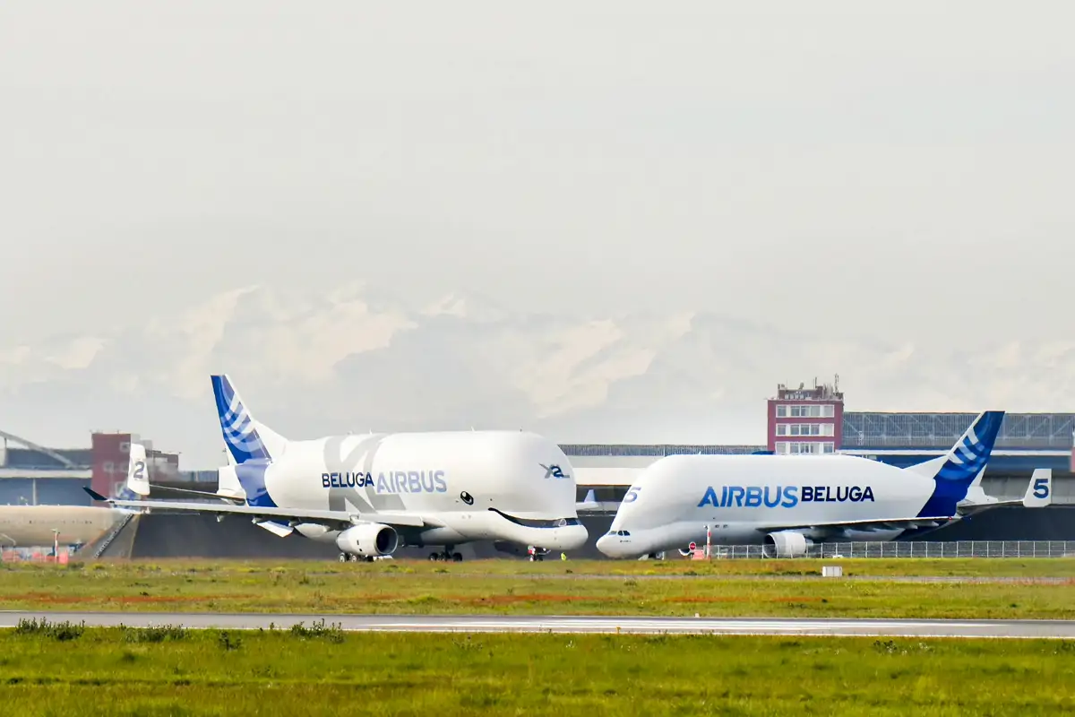 Adiós al mítico avión Beluga ST: la primera generación de ballenas ...