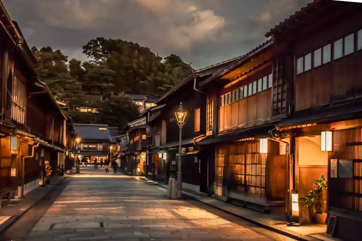 Vista nocturna del barrio de Higashi-Chaya en Kanazawa