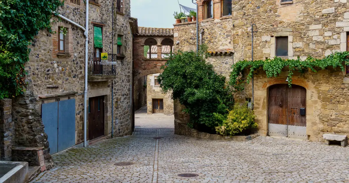 El pueblo medieval más surrealista de Cataluña: tiene 140 habitantes y fue el refugio de una musa – Viajes National Geographic